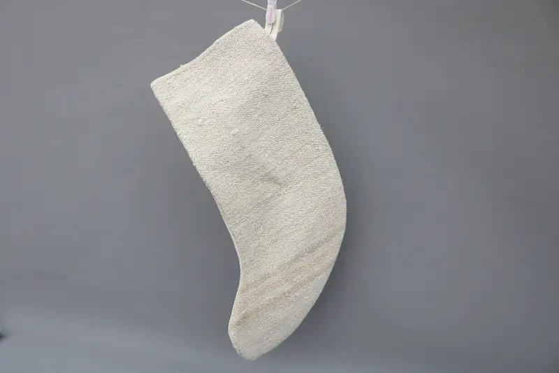 Medias navideñas beige de 9 pulgadas con adornos blancos, medias navideñas