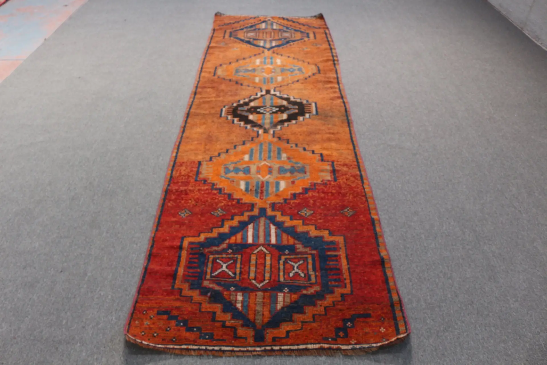 Vintage türkischer Teppich 3,2x10,2 ft, roter Herki-Teppich mit Rand - 1