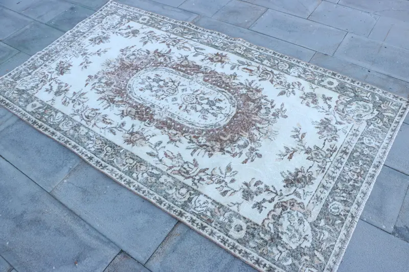 Türkischer Vintage-Teppich, 3,8 x 6,9 Fuß großer Oushak-Teppich, weißer südwestlicher Wollteppich - 1