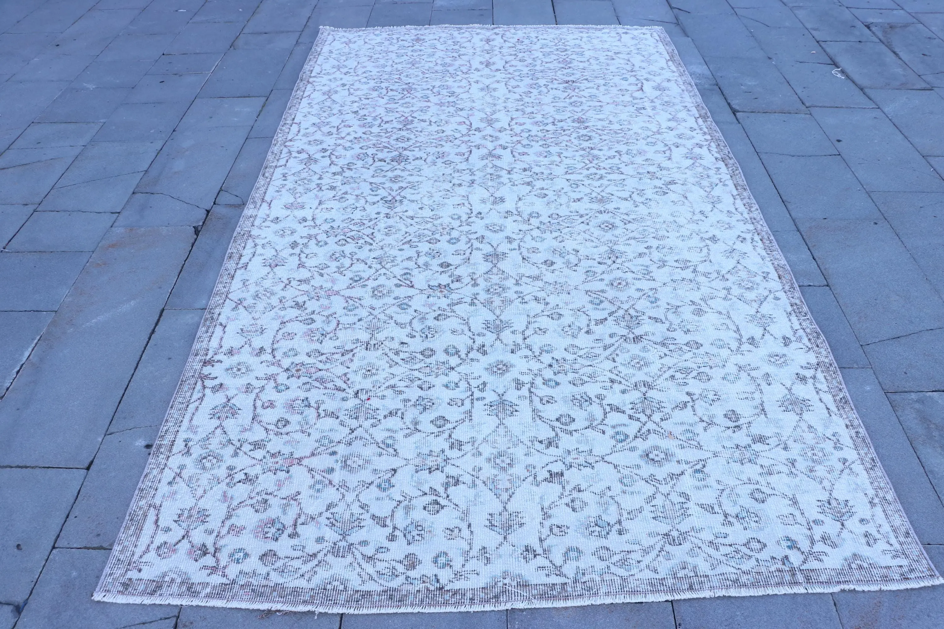 5,2 x 9,4 Fuß großer Vintage-Teppich, weiß karierter türkischer Teppich aus Wolle - 1