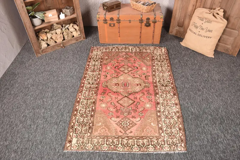 Türkischer Vintage-Teppich, 4,1 x 6 Fuß großer Teppich, rosa-brauner geometrischer Teppich - 1