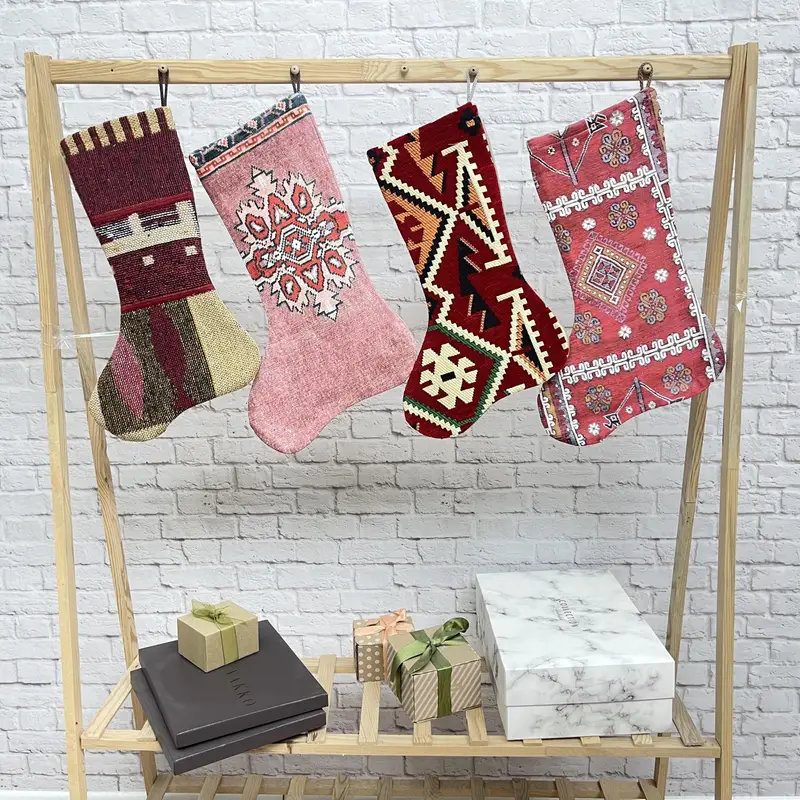 Şenlikli Süsleme Deseni, 7 inç Genişliğinde Pembe ve Kırmızı Pamuklu Noel Çorabı