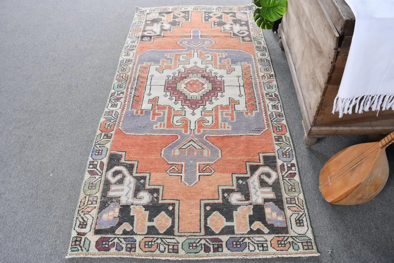 手作りの赤いラグ、2.9x6フィート、パープルのアクセント付き