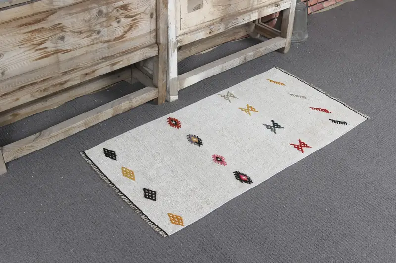 Alfombra Kilim vintage de 1,8x3,5 pies, alfombra turca, alfombra de lana maciza blanca - 1