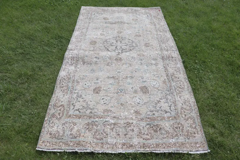 Eleganter beigefarbener Orientteppich, 3,9 x 7,5 Fuß, Beige und Braun