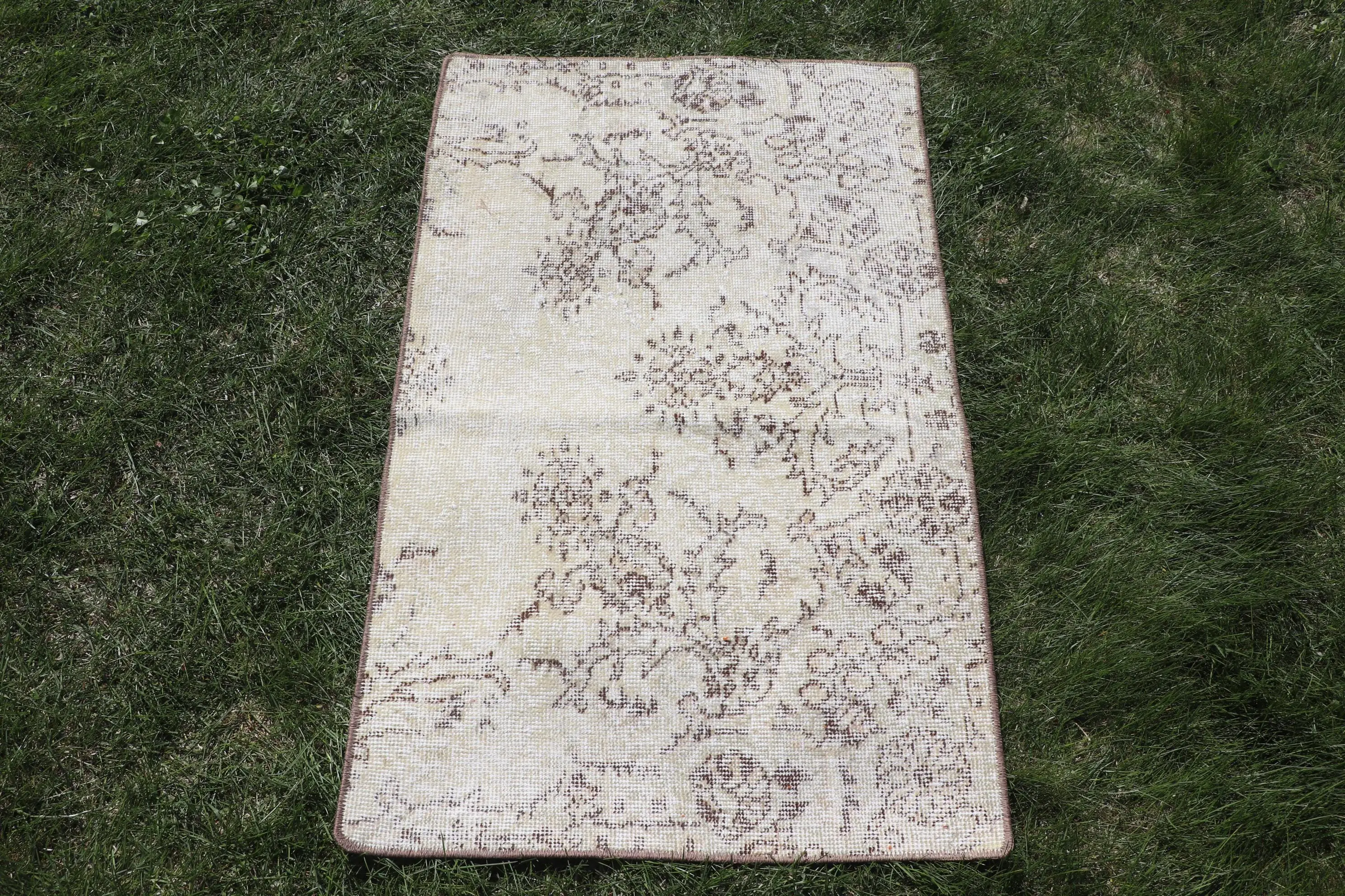 2x3,3 ft türkischer Teppich, kleiner Vintage Teppich, weiß braun umrandeter Wollteppich - 1