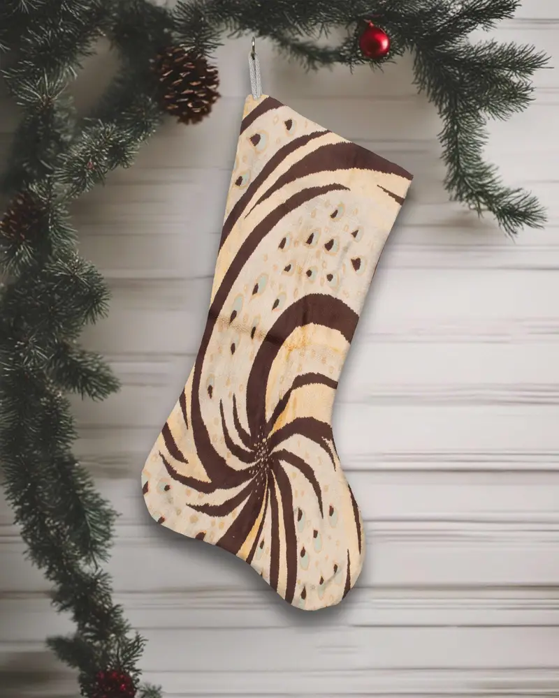 Künstlerischer beiger Weihnachtsstrumpf, Boho-Kamin-Akzent mit braunen Ornamenten