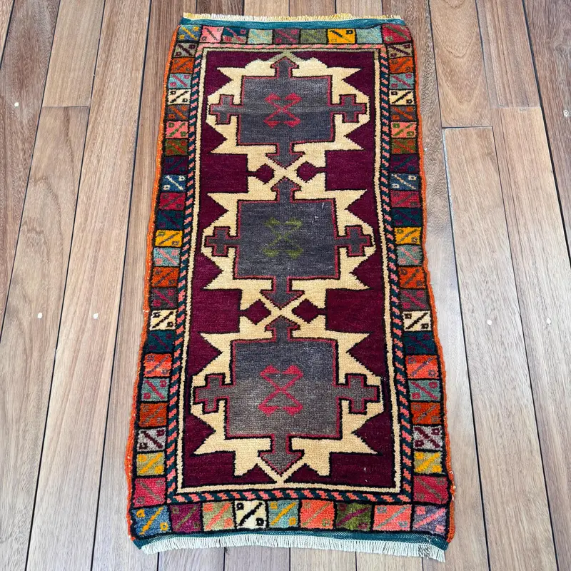Türkischer Vintage Oushak-Teppich 1,5 x 3 Fuß, roter kleiner Wollteppich mit Blumenmuster - 1