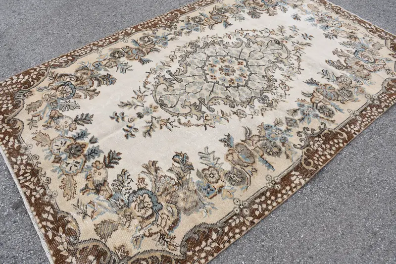 Türkischer großer Teppich 5,2 x 8,5 Fuß, Vintage Oushak brauner Wollteppich mit Tiermuster - 1