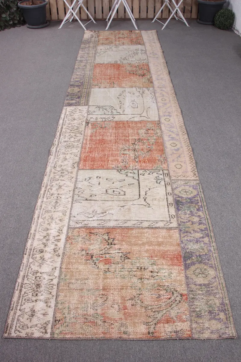 手作りのオレンジとベージュのラグ、3.2x12.5フィートのボーダー付き