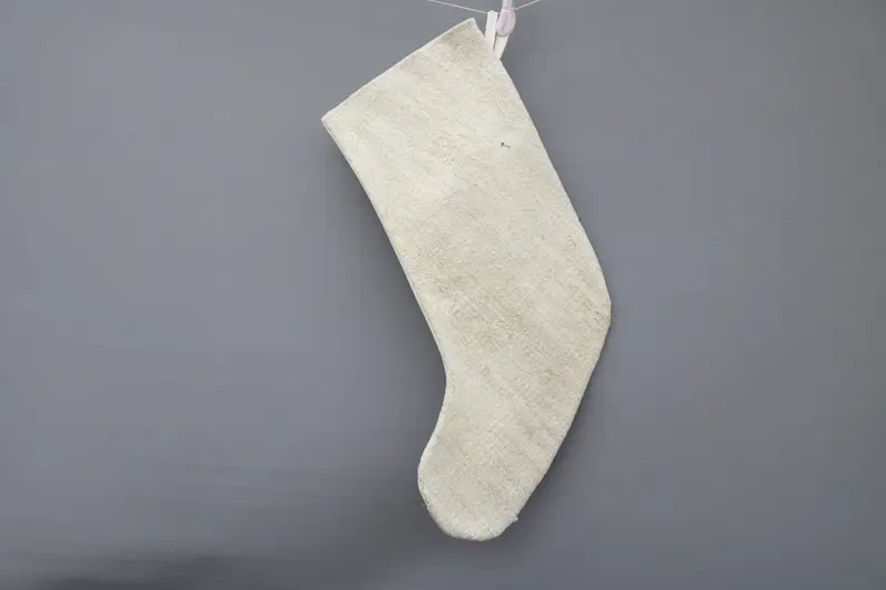 Medias navideñas beige elegantes con adornos blancos, medias festivas