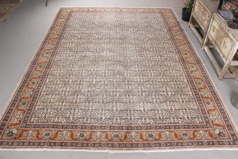 Handgefertigter beiger Teppich mit orangefarbenem Rand, 0,7 x 11,5 Fuß