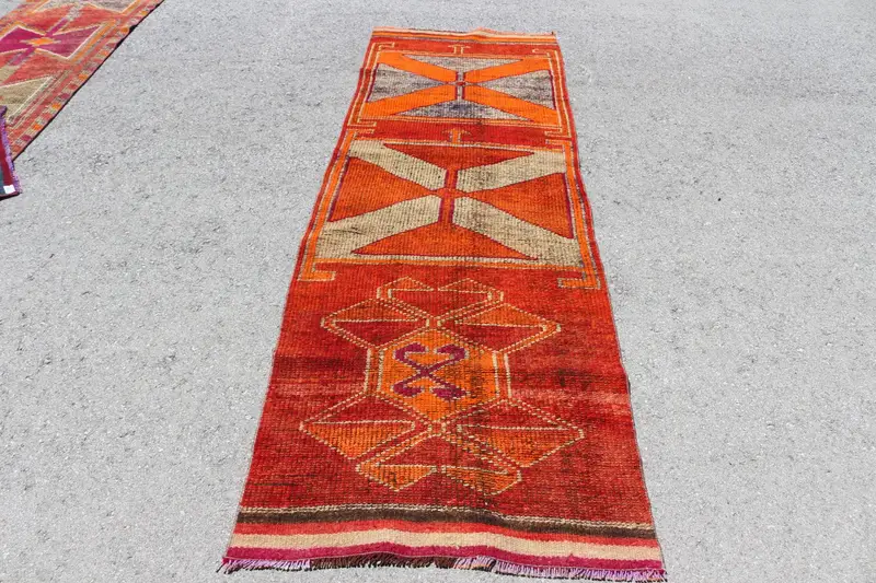 Türkischer Vintage-Teppich, 2,9 x 9,4 Fuß großer Läuferteppich, rot-orange geblümter Wollteppich - 1
