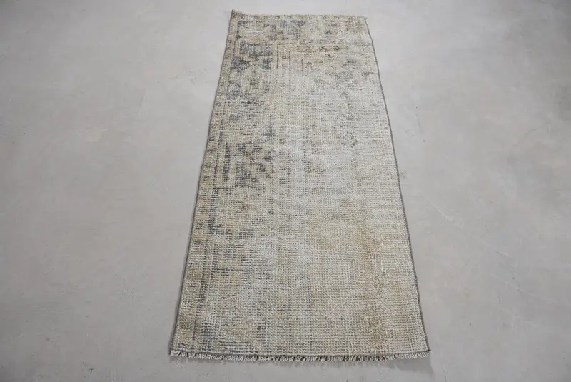 Eleganter beiger Teppich, 2,3 x 5,6 Fuß mit dezenten violetten Akzenten