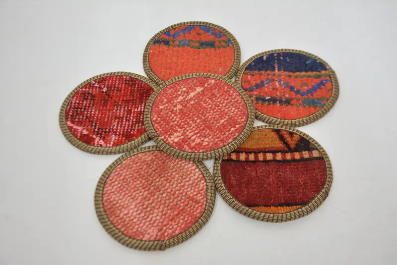 Posavasos tejido rojo y bronce, posavasos duradero y elegante