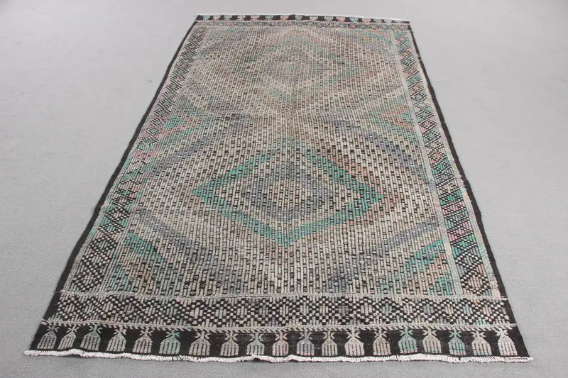 エレガントなベージュのラグ、グリーンボーダー、5x8.5フィート