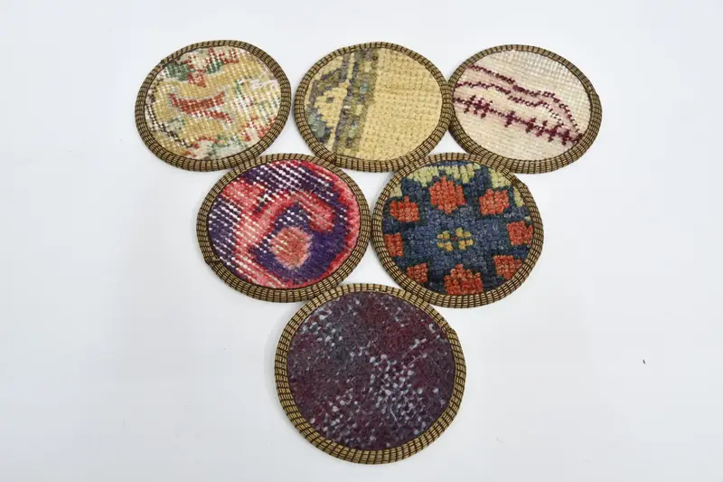 Elegantes posavasos beige y naranja, decoración de cocina antideslizante