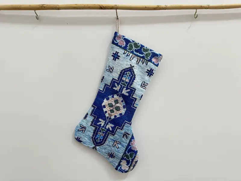 シックな履き心地を実現するメダリオンデザインのヴィンテージプリントストッキング