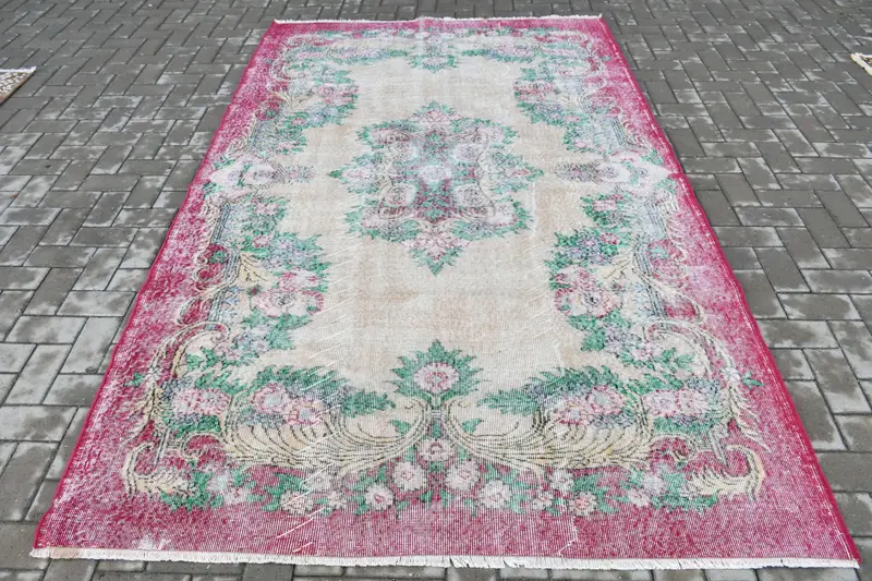 Türkischer Vintage-Teppich 5,6x9,1 Fuß, roter Oushak-Teppich mit Tiermuster - 1