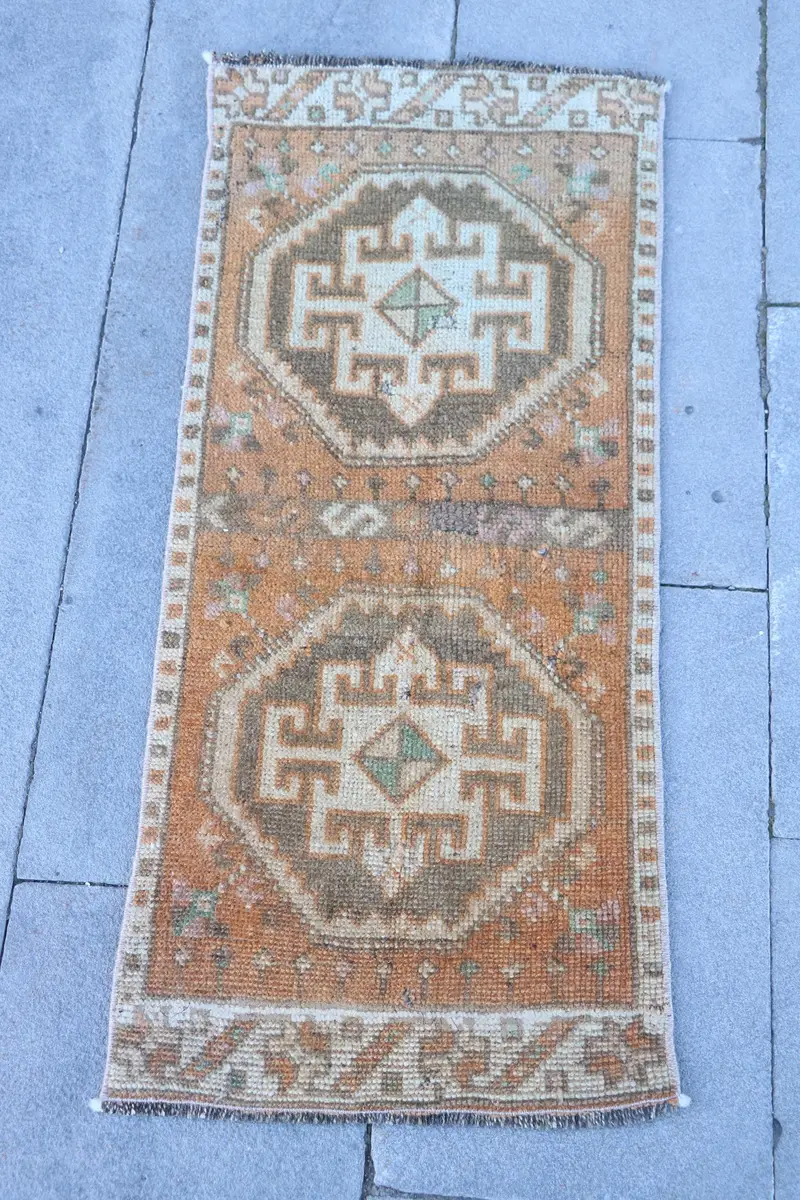 Orange-brauner Teppich, 1,4 x 3,1 Fuß großes Karomuster