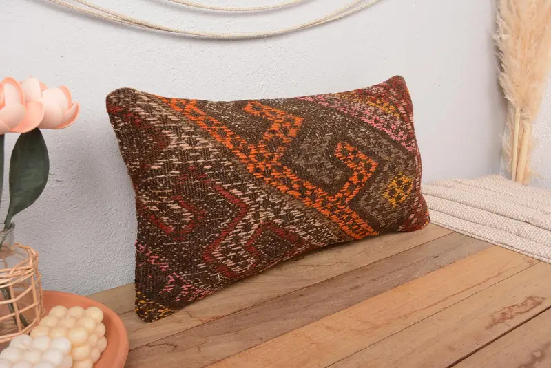 Geometrisches Kissen in Braun und Orange, Vintage-gesticktes Kissen