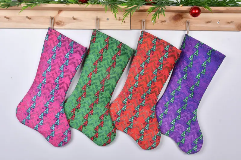 緑とピンクの装飾品付きクリスマス ストッキング、お祝いホリデー ストッキング