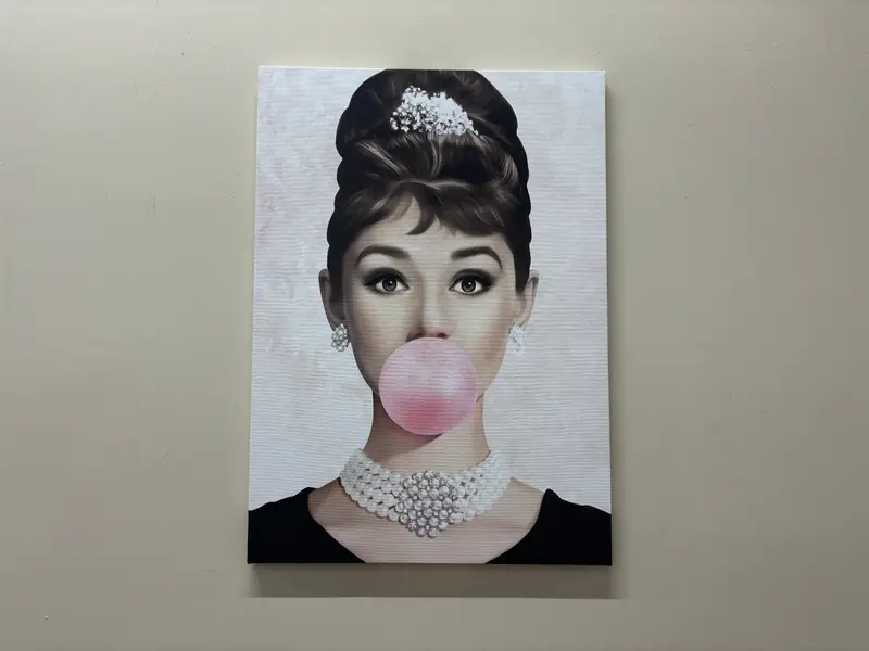 エレガントなオードリー・ヘップバーンのキャンバスプリント - トレンディでファッショナブルな装飾
