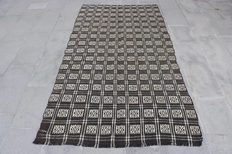 Elegant Black & Beige Check Rug, 4,1x7,3 ft Chic Flooring