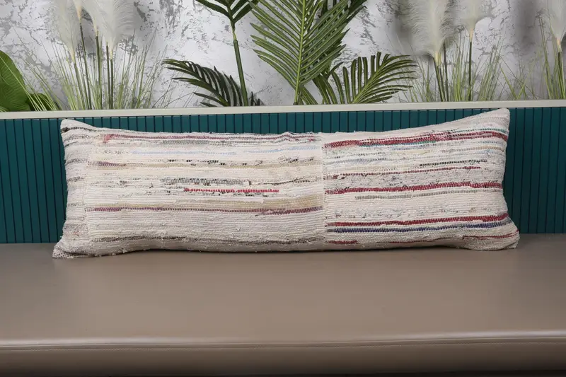 Beige & rot gestreiftes Kissen, handgefertigtes besticktes Kissen