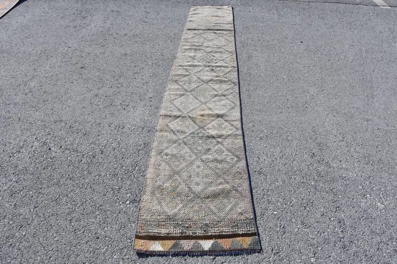 Vintage Türk Halısı 1.9x11.5 ft (57x352 cm), Herki Gri Kahverengi Fas Halısı - 1