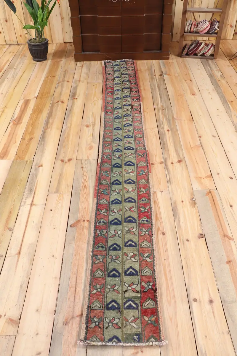 1.1x9.4 ft Runner Vintage Türk Halısı, Kırmızı Puantiyeli Yün Halı - 1