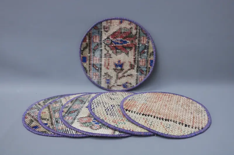 Elegante mantel individual rojo y bronce, accesorio de comedor de lana rústica