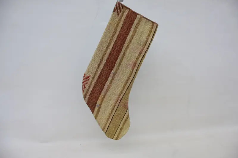 エレガントなベージュのクリスマス ストッキング、赤い装飾品、お祝いの休日の装飾