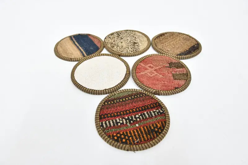 Elegantes posavasos blancos y rojos, almohadillas antideslizantes de primera calidad.