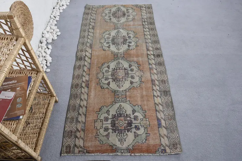 Lebendiger marokkanischer Teppich, 2,8 x 6,2 Fuß in Orange und Grün