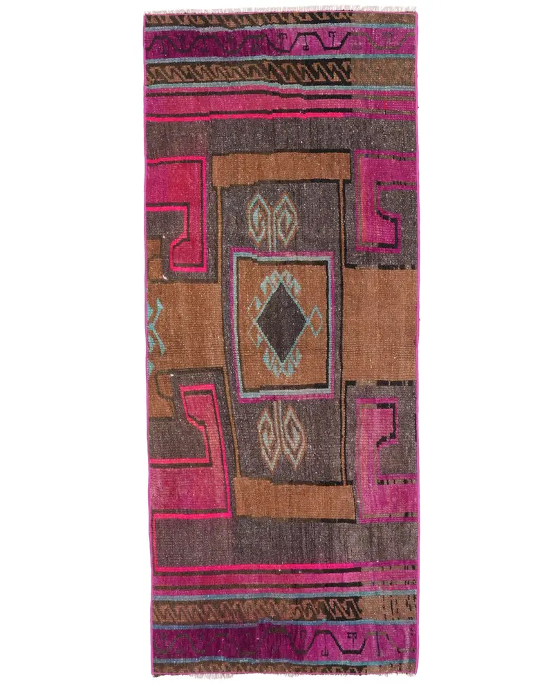 Brauner marokkanischer Teppich, 2,1 x 5,2 Fuß mit rosa Akzenten