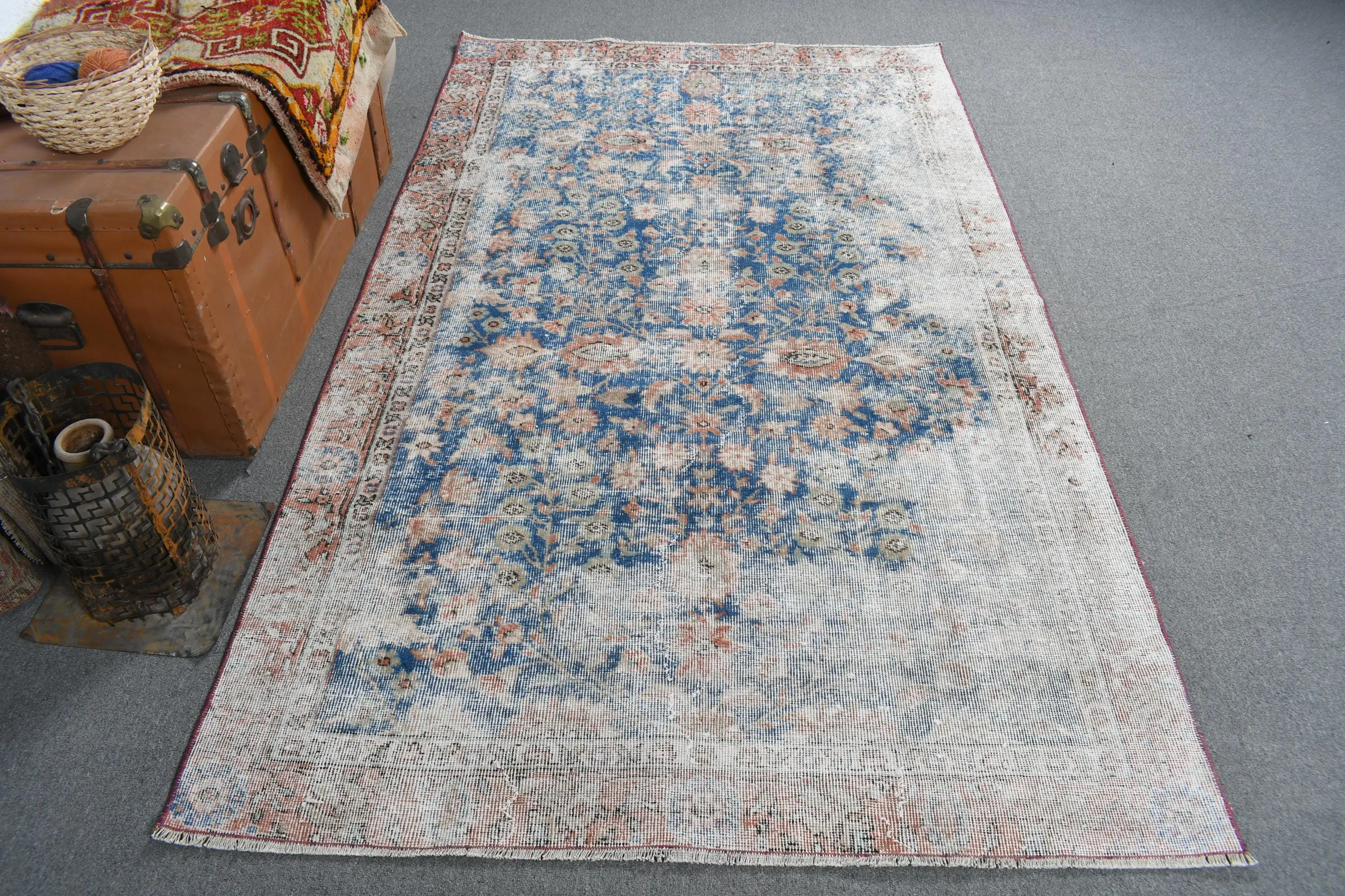 Türkischer Vintage-Teppich, 4,5 x 7,6 Fuß großer Teppich, blau-weißer Teppich - 1