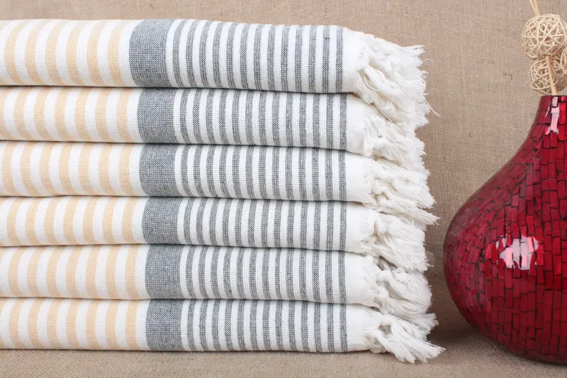 パーソナライズされたストライプオーガニックコットンビーチタオル、ベージュ、38x67インチ