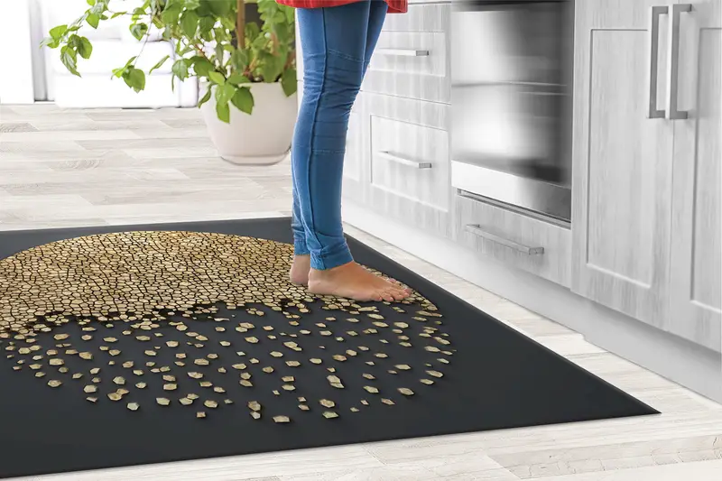 Alfombra elegante con estampado dorado: diseño de moda y negro de lujo