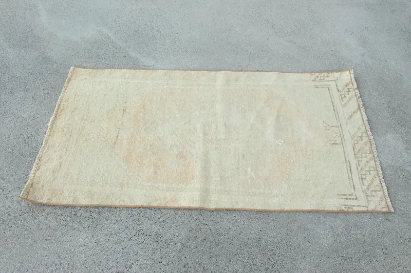 Alfombra vintage Oushak de 2,2x3,9 pies, lana de alfombra turca con estampado animal blanco - 1