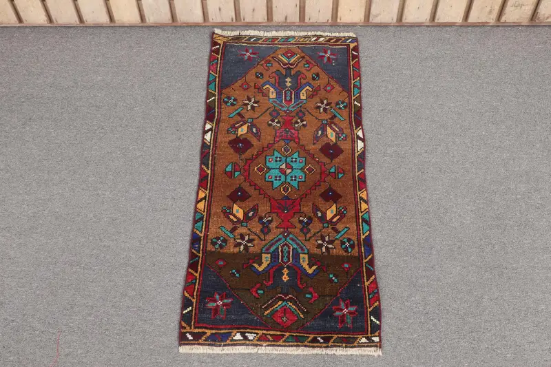 Handgefertigter brauner Blumenteppich, 1,6 x 3,4 Fuß mit roten Akzenten