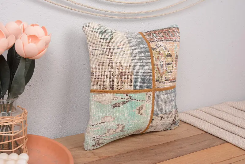 Almohada de lanzamiento de patchwork verde y beige hecha a mano, cojín versátil de 14x14