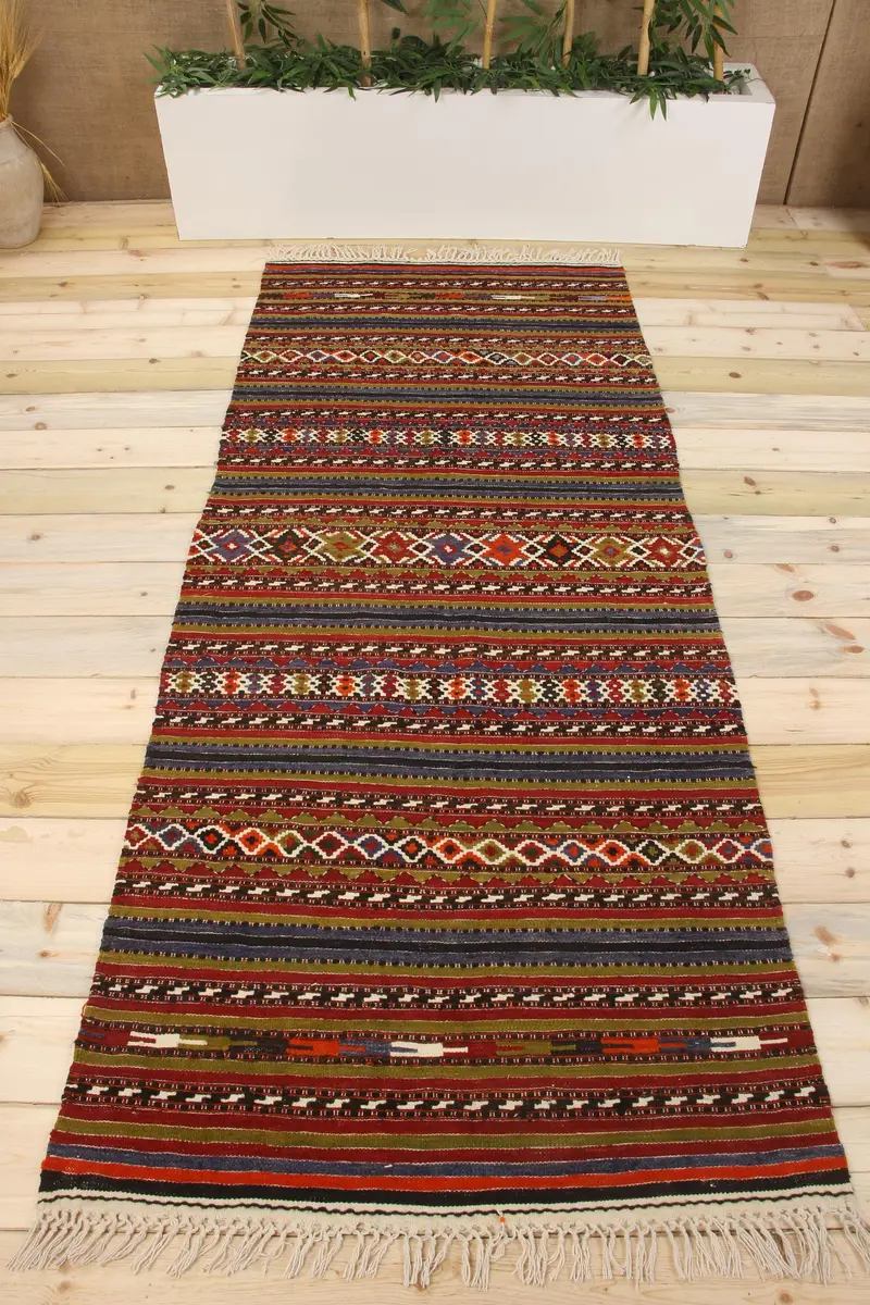 Handgefertigter Teppich in Blau und Rot, 0,3 x 7,7 Fuß, gestreift, geometrisch