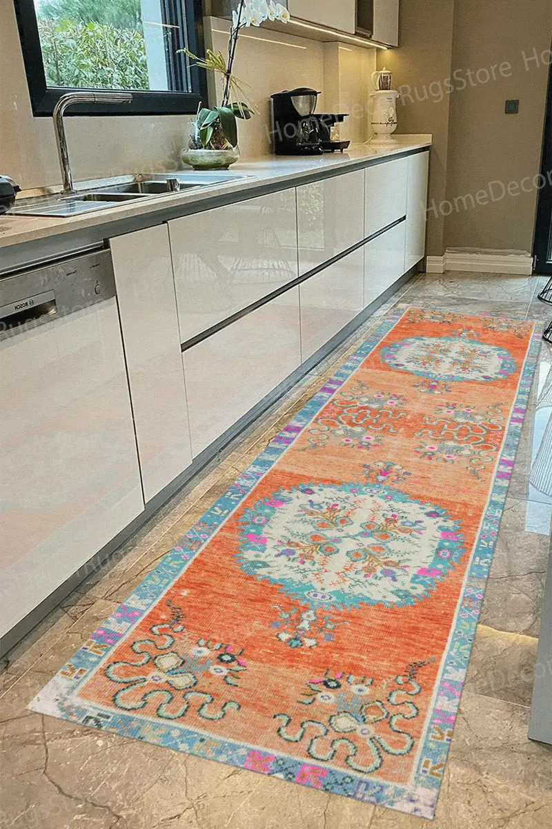 Bedruckter Teppich mit ethnischem Muster in Türkis und Rosa – lebendige Heimdekoration