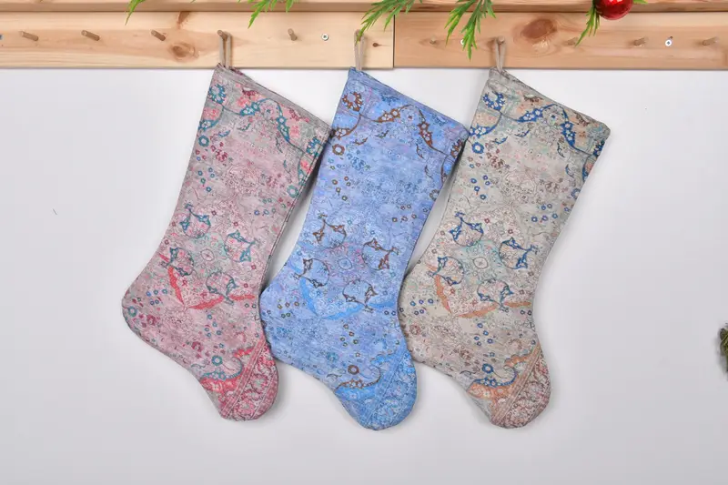 Şenlikli Mavi ve Pembe Noel Süs Çorabı, 12 İnç Geniş Tatil Çorabı