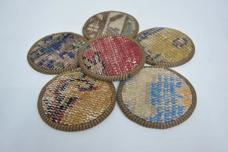 Posavasos redondo bohemio rojo con detalles en bronce, posavasos de alfombra único