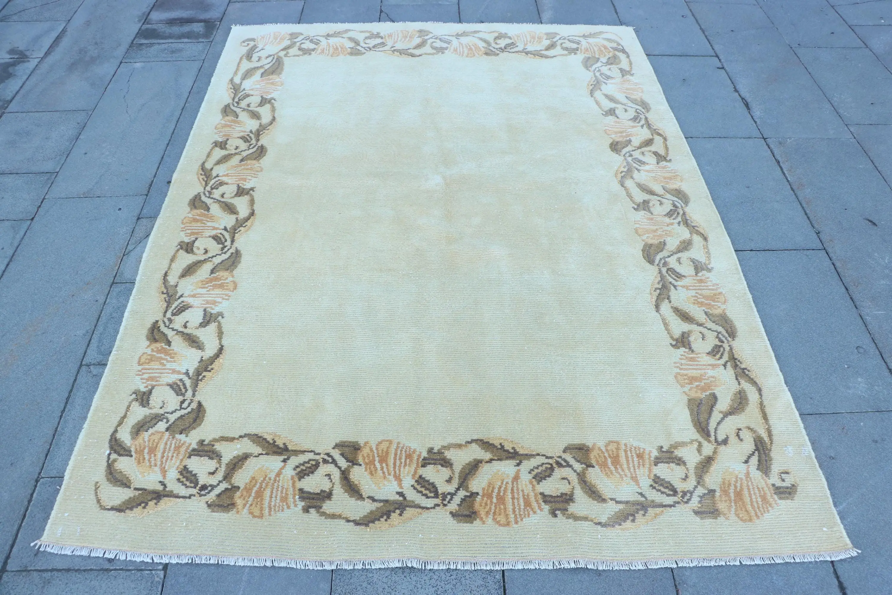 Türkischer Vintage-Teppich, 4,9 x 6,6 Fuß, weißer gepunkteter Wollteppich - 1