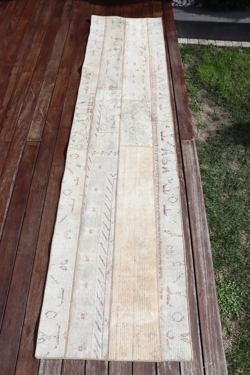 Handgefertigter beigefarbener Orientteppich, 2,1 x 8,8 Fuß mit grünen Akzenten