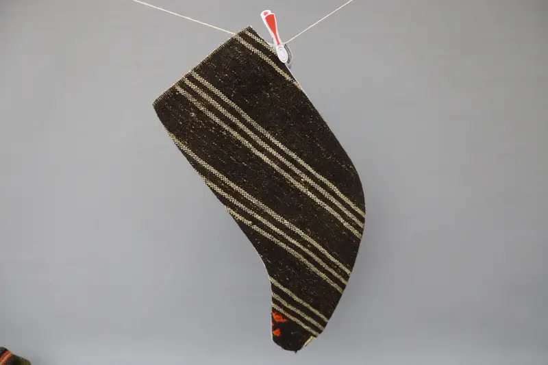 Zarif Bej ve Kahverengi Noel Süsleri Çorabı, Şenlikli Tatil Dekoru