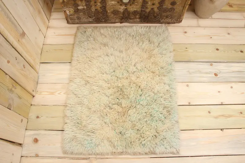 Handgefertigter 0,2 x 2,7 Fuß großer Teppich, beige und grün, floral-geometrisch